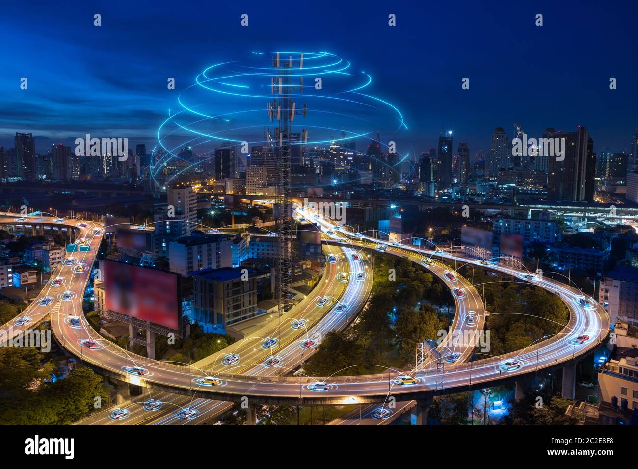 Intelligente Autos mit automatischen Sensor fahren auf Metropole mit drahtloser Verbindung Stockfoto