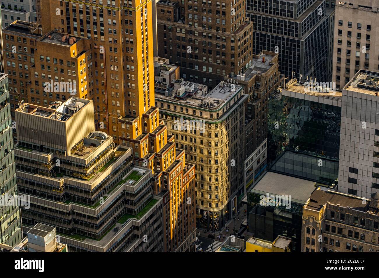 Blick auf die Wolkenkratzer von Midtown vom Rockefeller Center auf dem Dach Stockfoto