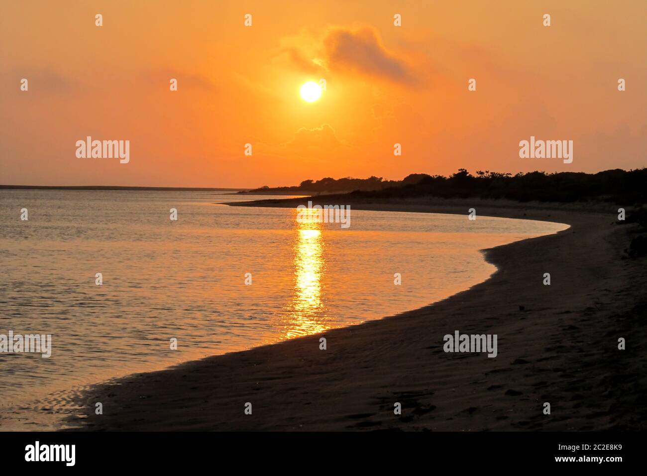 Sonnenaufgang, der sich in einer ruhigen, abgelegenen Bucht auf der portugiesischen Insel widerspiegelt, die Teil des KaNyaka Barrier Island Systems im Süden Mosambiks ist Stockfoto