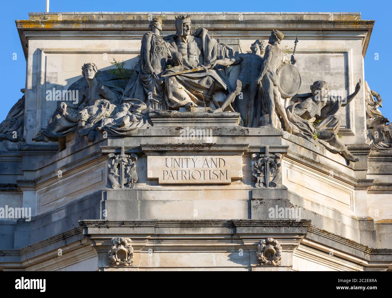 "Einheit und Patriotismus" Skulptur von Paul Raphael Montford auf dem Rathaus in Cathays Park, Cardiff, Wales Stockfoto