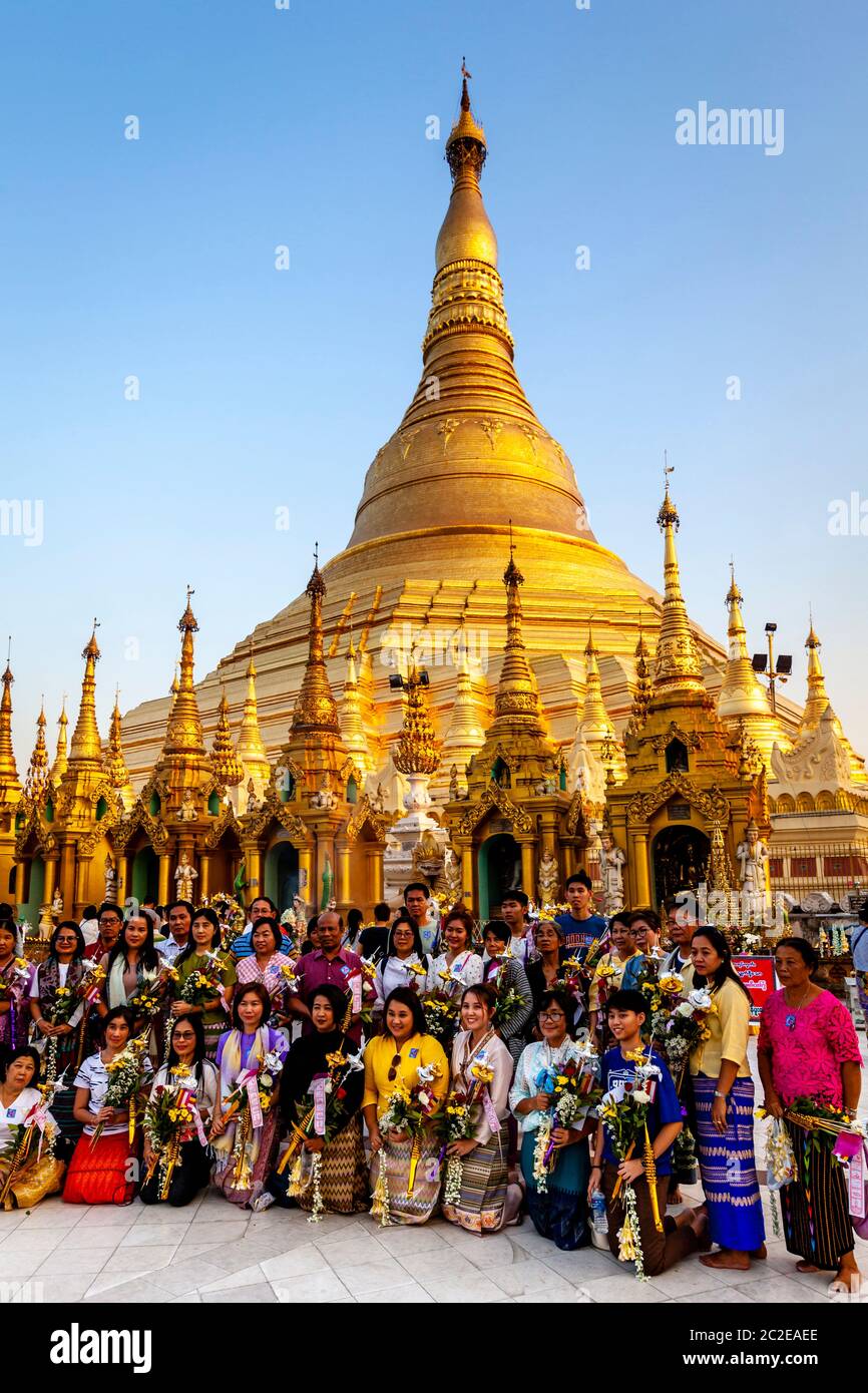 Eine birmanische Tour Gruppe Pose für EIN Gruppenfoto in der Shwedagon Pagode, Yangon, Myanmar. Stockfoto