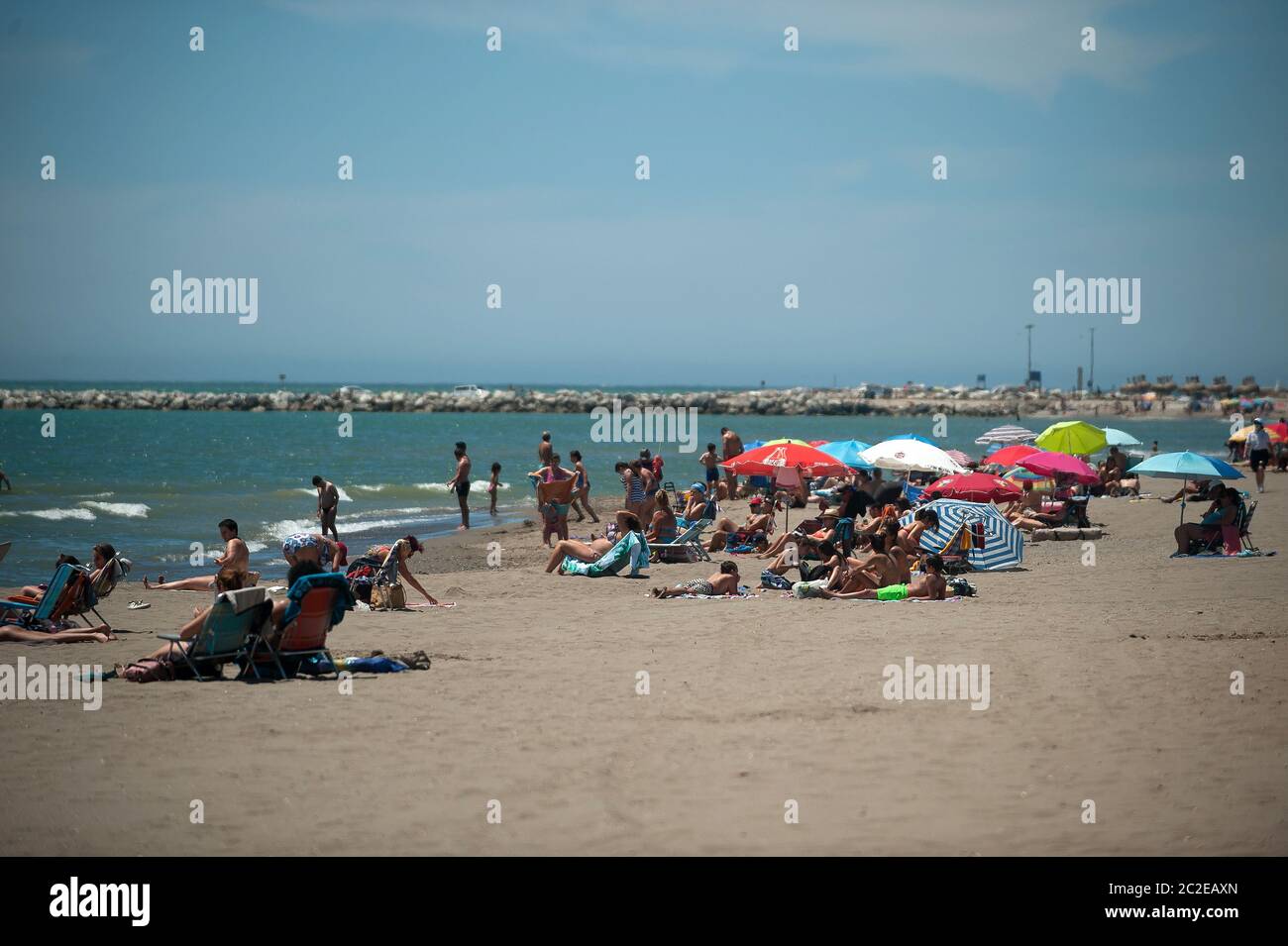 Malaga, Spanien. Juni 2020. Die Menschen werden gesehen, Sonnenbaden am Misericordia Strand, wie sie das Wetter an einem sonnigen Tag genießen, während die Lockerung der Beschränkungen durch COVID-19 Ausbruch verursacht.die meisten Städte in Spanien sind in Phase drei, wo die Menschen zu bewegen und gehen in andere Provinzen in der gleichen autonomen Gemeinschaft. Die spanische Regierung sagt, dass der Ausnahmezustand am 21. Juni nach drei Monaten Sperrung enden wird und dann eine "neue Normalität" beginnen wird, nach Gesundheits- und Sicherheitsmaßnahmen, bis ein Impfstoff vorliegt. Kredit: SOPA Images Limited/Alamy Live Nachrichten Stockfoto