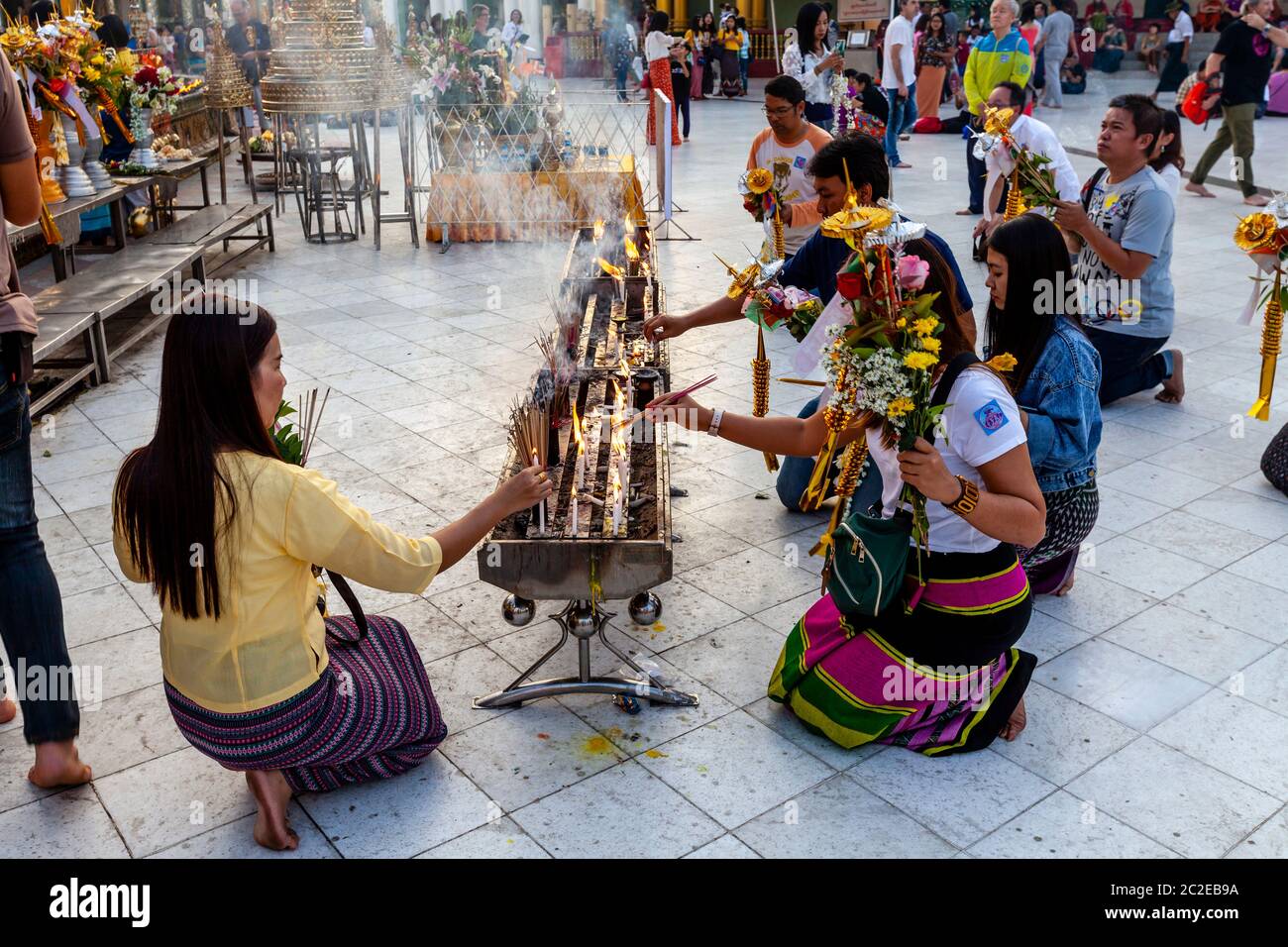 Buddhistische Menschen, Die Kerzen In Der Shwedagon Pagode, Yangon, Myanmar, Beleuchten. Stockfoto