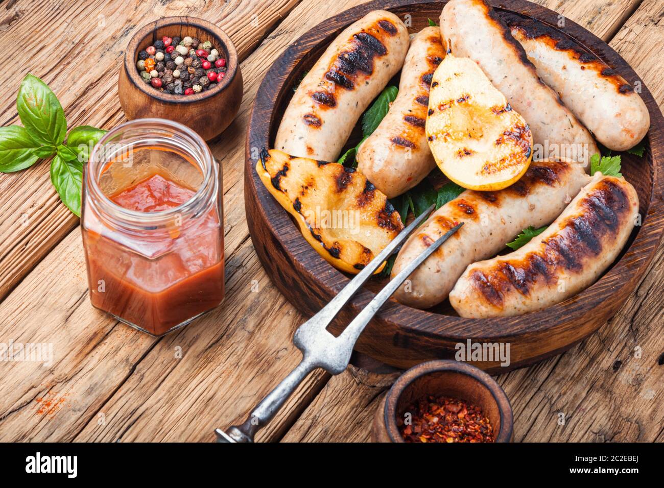 Gegrillte Würstchen und Gemüse mit Sauce Ketchup auf Holz fach Bbq Essen Stockfoto