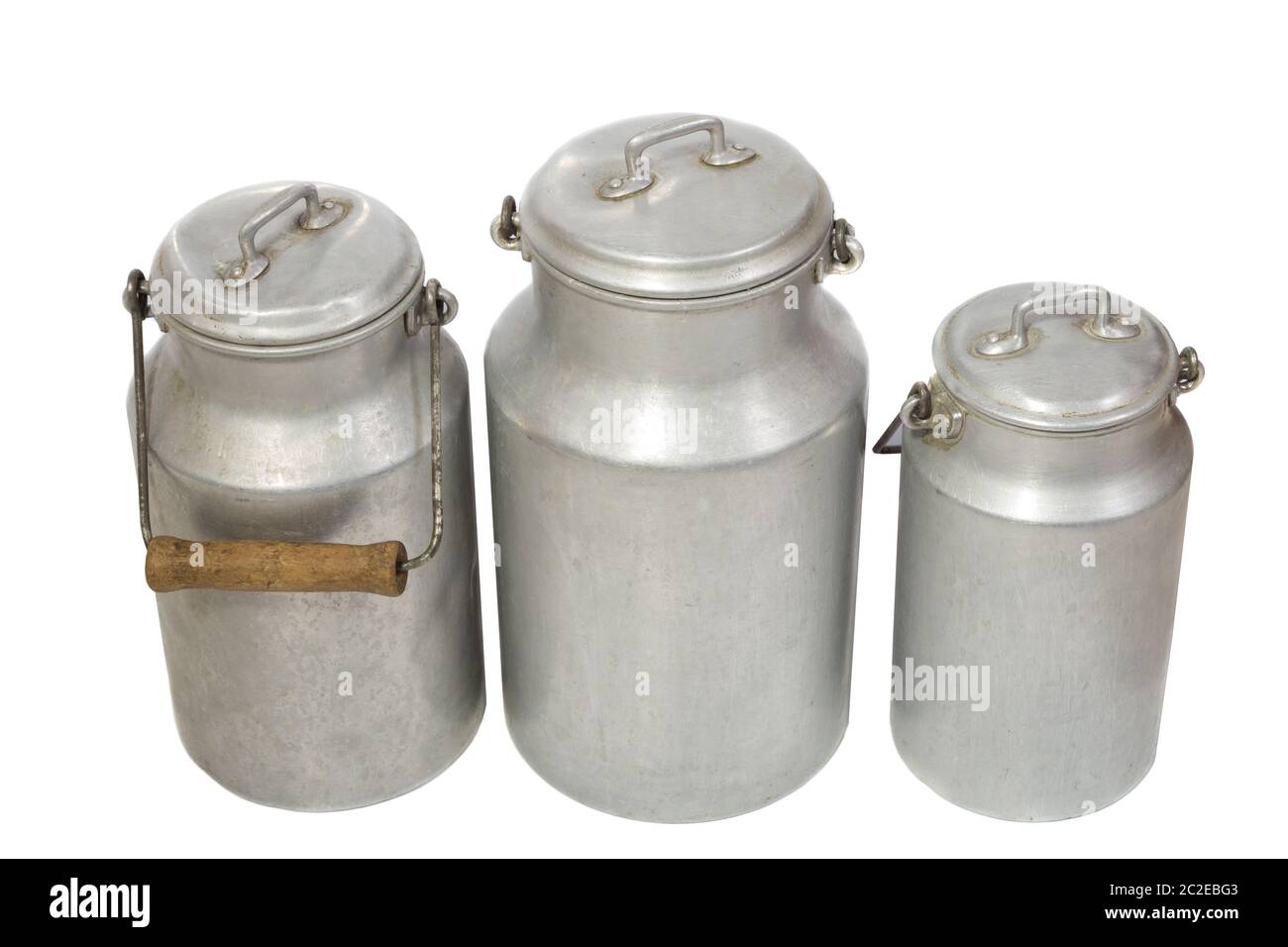 Retro Aluminium Milchkrüge, weisser Hintergrund. Vintage Milchkannen auf weißem Hintergrund. Stockfoto