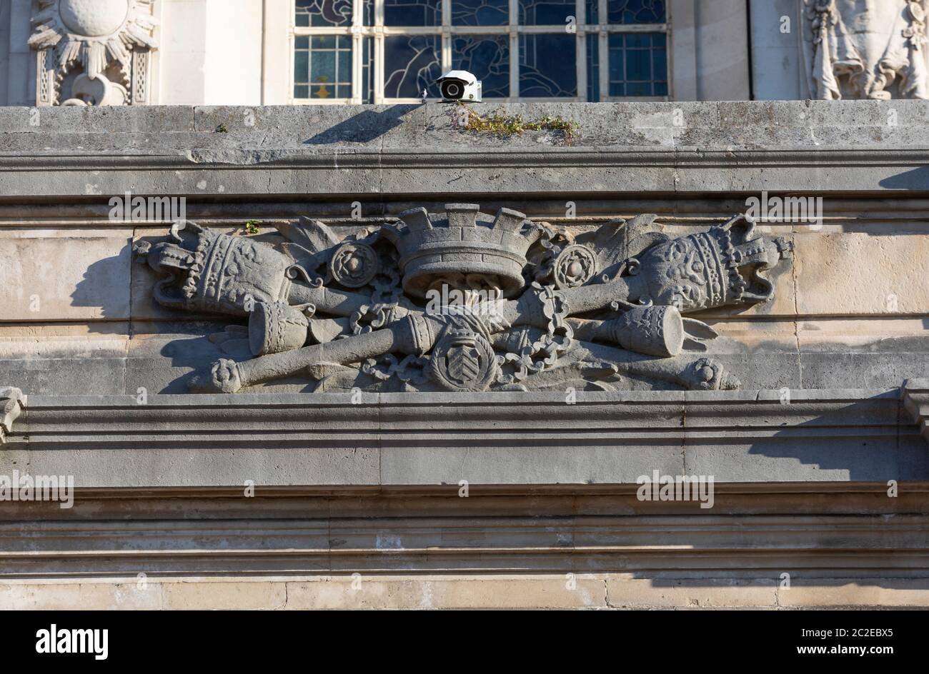 Kunstvolle Steinarbeiten über dem Eingangsportikus des Rathauses in Cardiff, Wales, Großbritannien Stockfoto