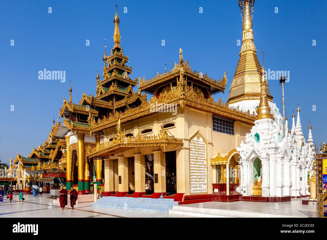 Buddhistische Mönche In Der Shwedagon Pagode, Yangon, Myanmar. Stockfoto