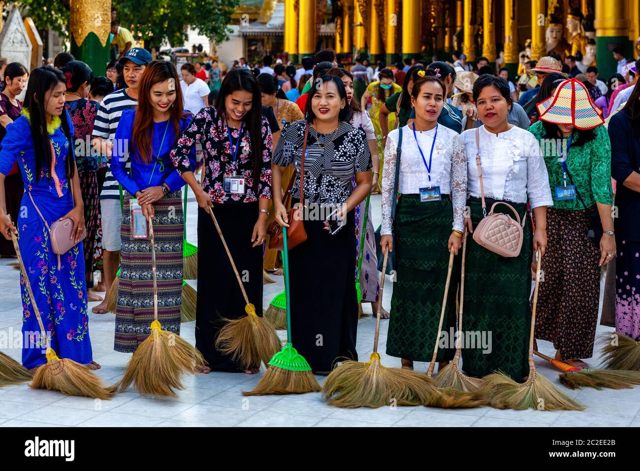 Weibliche Besucher der Shwedagon Pagode nehmen am täglichen Ritual der Reinigung und Säuberung des Geländes, der Shwedagon Pagode, Yangon, Myanmar, Teil. Stockfoto