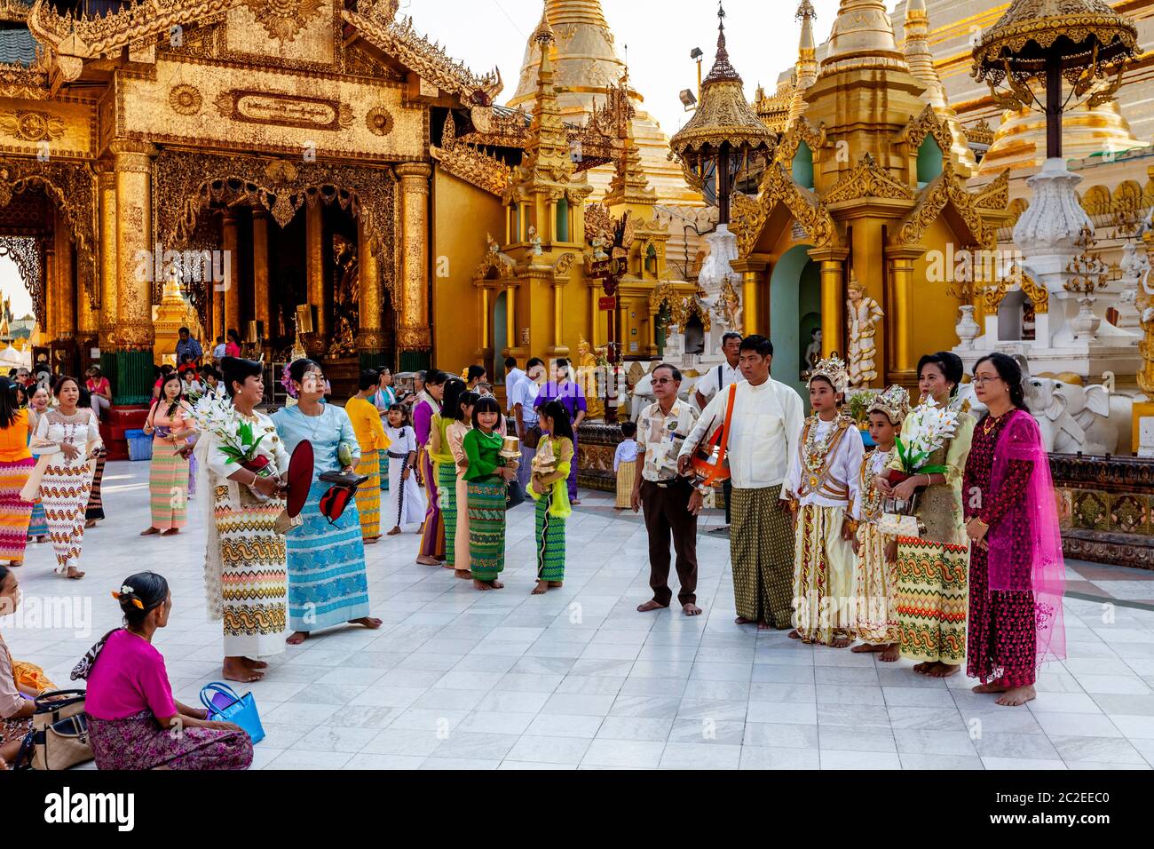 Eine Noviziation/Shinbyu Zeremonie findet in der Shwedagon Pagode, Yangon, Myanmar statt. Stockfoto