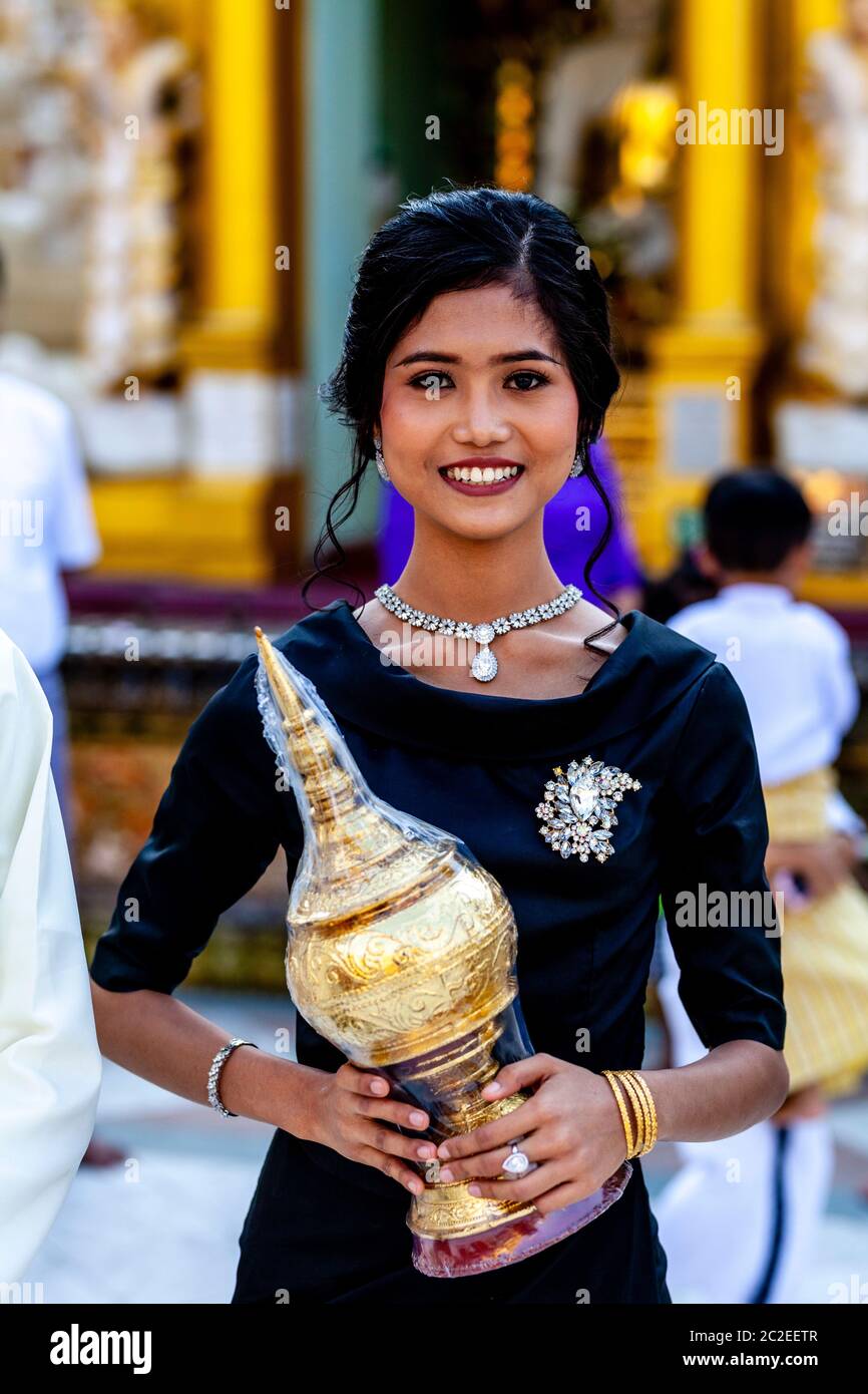 Eine junge Burmese nimmt an EINER Noviziation/Shinbyu Zeremonie in der Shwedagon Pagode, Yangon, Myanmar Teil. Stockfoto