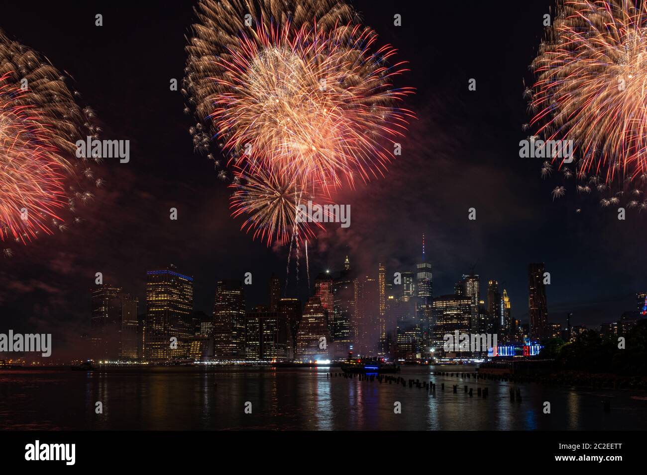 Macy's 4. Juli Independence Day Feuerwerk Show am East River mit Lower Manhattan Skyline Stockfoto