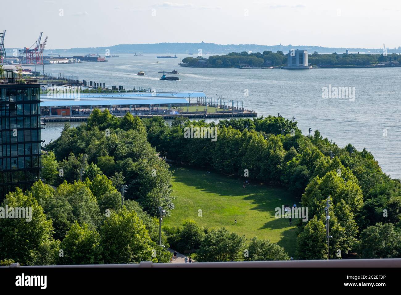 Brooklyn Bridge Park und Pier 2 im Sommer sonniges Tageslicht Stockfoto