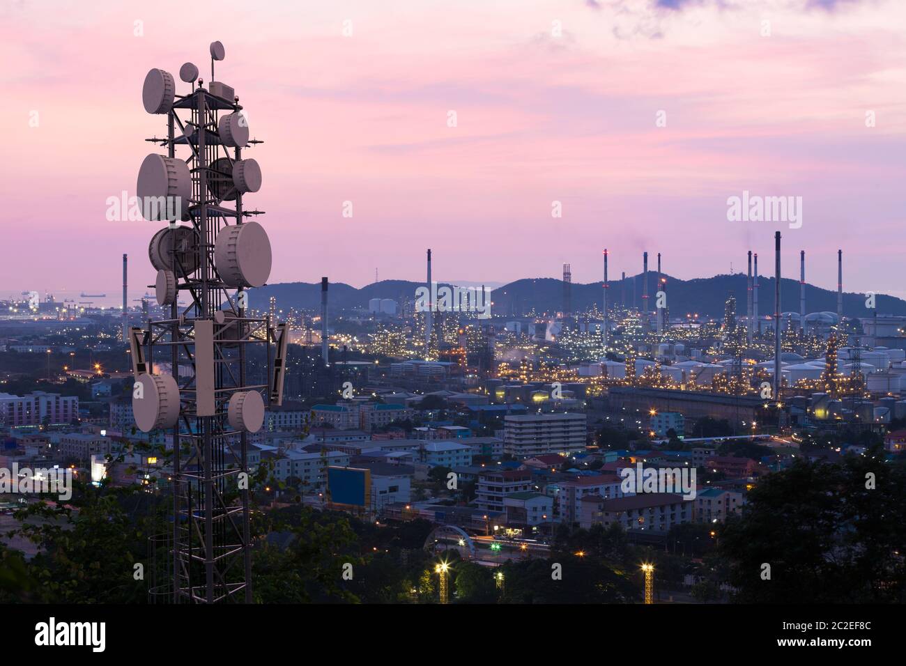 Telekommunikationsturm mit 5G-Mobilfunkantenne im Hintergrund der Industriezone Stockfoto