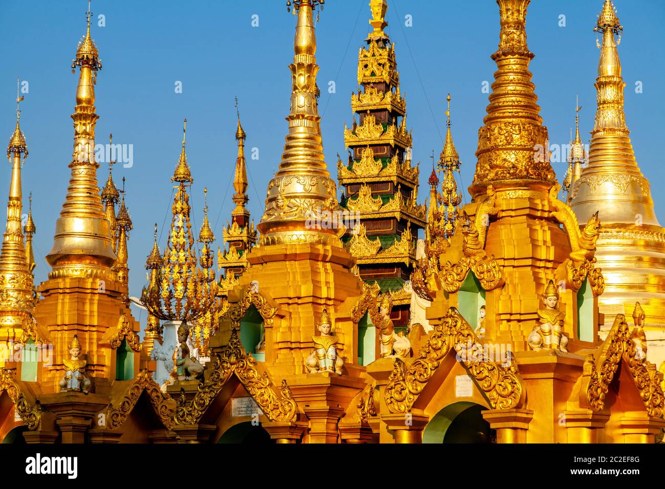 Golden Stupas An Der Shwedagon Pagode, Yangon, Myanmar. Stockfoto