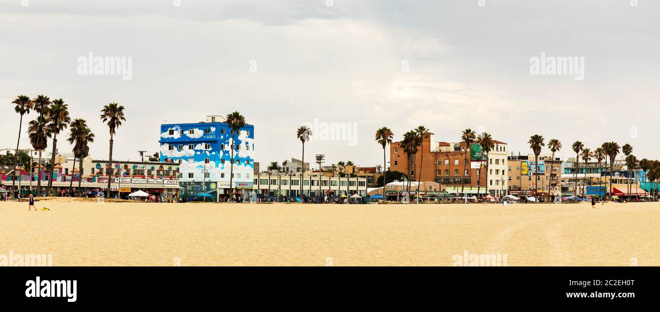 Blick auf den Venice Beach Strand an einem entspannten Sommernachmittag. Stockfoto