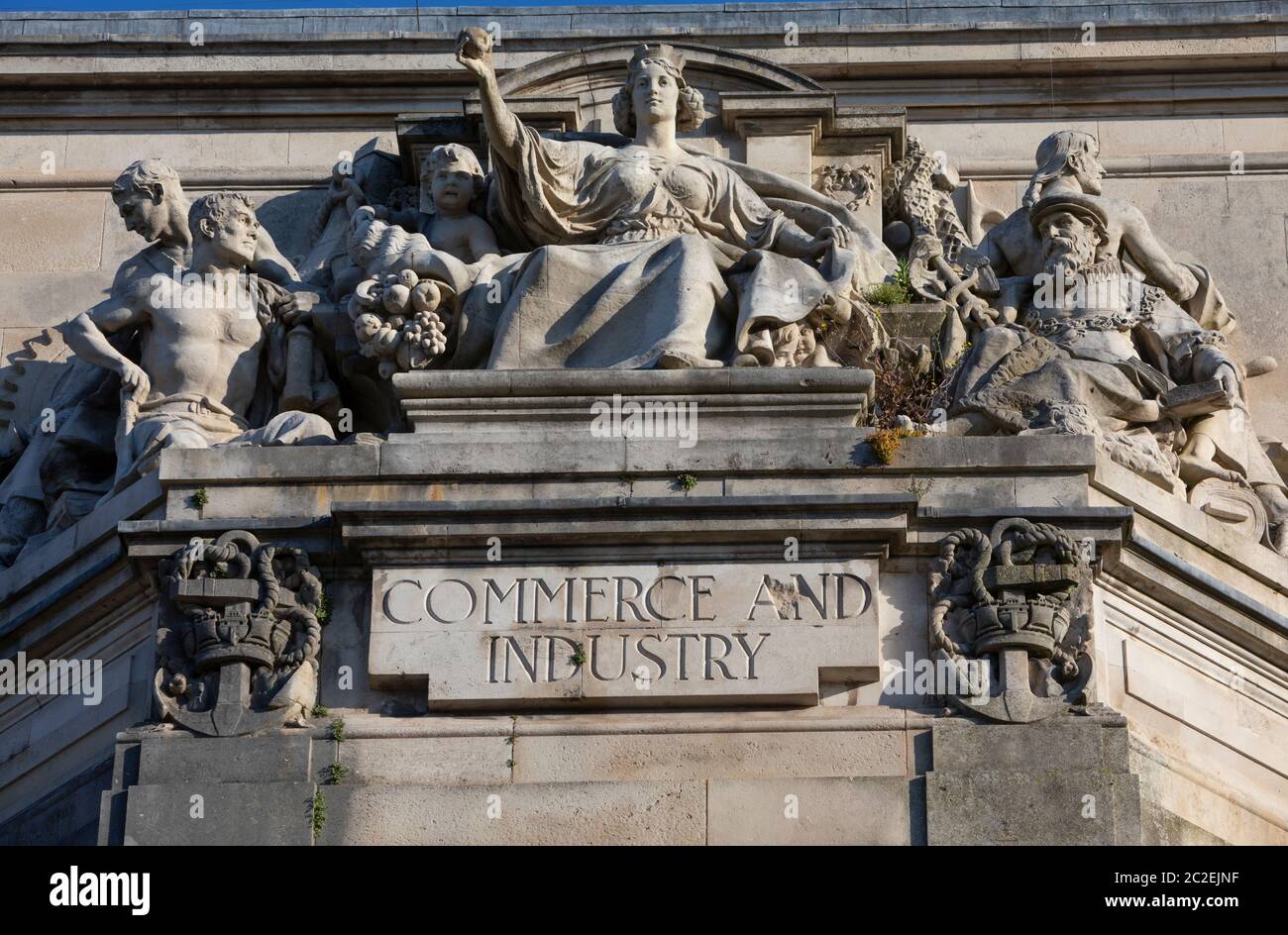 Skulptur aus Handel und Industrie von Paul Raphael Montford. Cardiff Crown Court, Cathays Park, Cardiff, Wales. Stockfoto