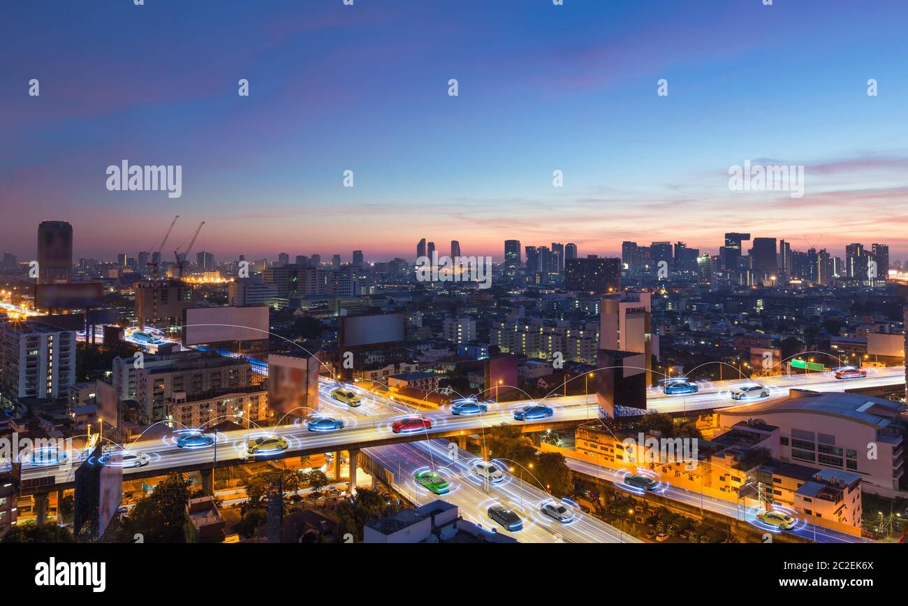 Intelligente Autos mit automatischen Sensor fahren auf Metropole mit drahtloser Verbindung Stockfoto