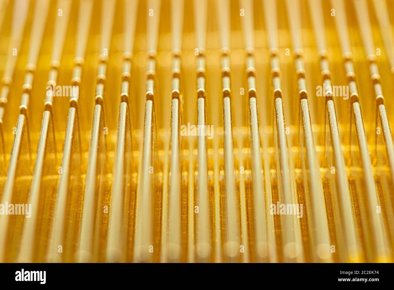 Hintergrund aus einem goldenen Strahler aus einer Computerhautnah, modernes Design Makro-Aufnahme. Stockfoto