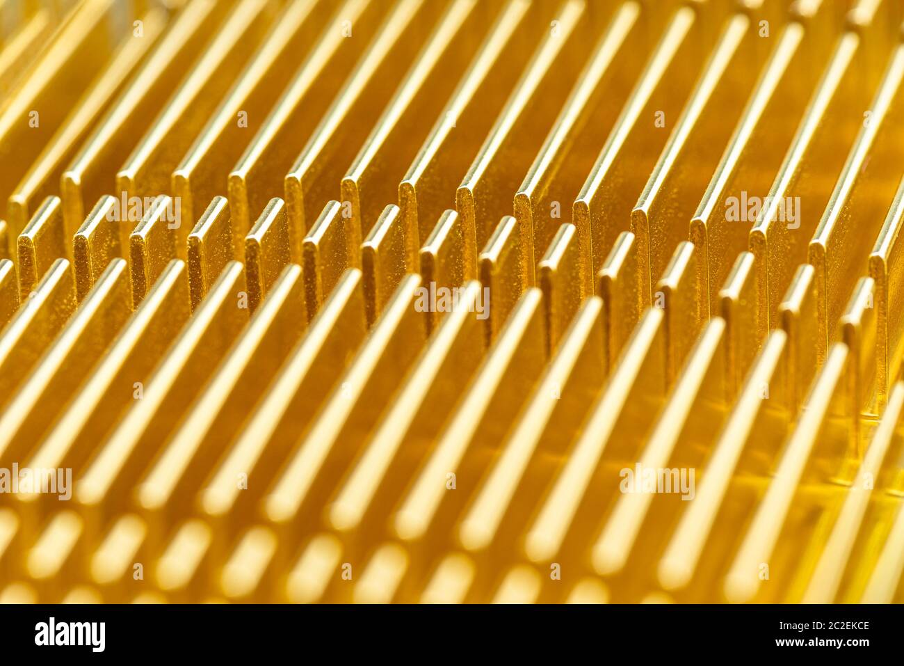 Hintergrund aus einem goldenen Strahler aus einer Computerhautnah, modernes Design Makro-Aufnahme. Stockfoto
