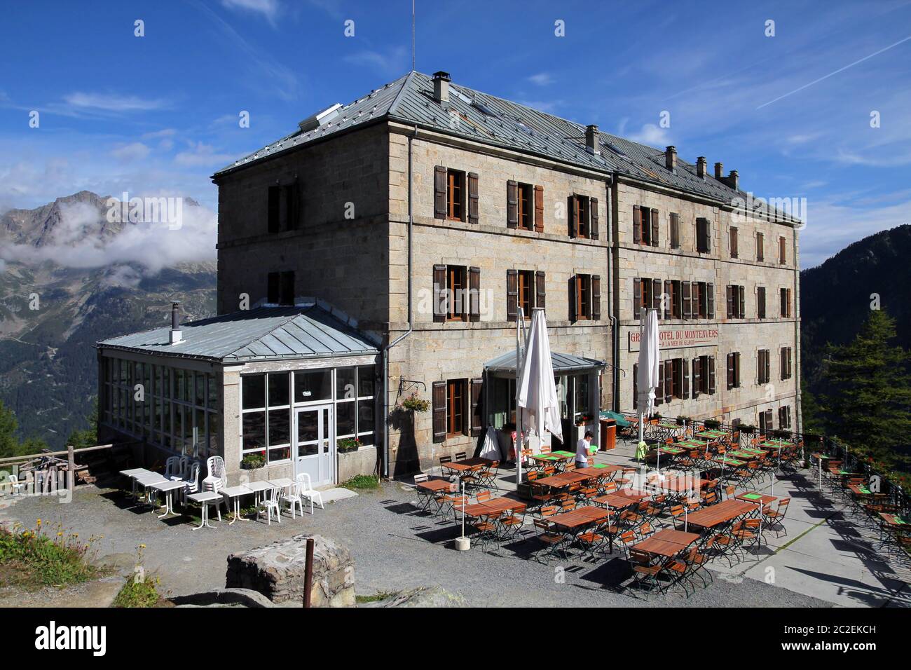 CHAMONIX, FRANKREICH - 8. AUGUST: Das historische Grand Hotel de Montenvers oberhalb von Chamonix, Frankreich Vorbereitung für das Frühstück und für die einbrechende Welle der Tour Stockfoto