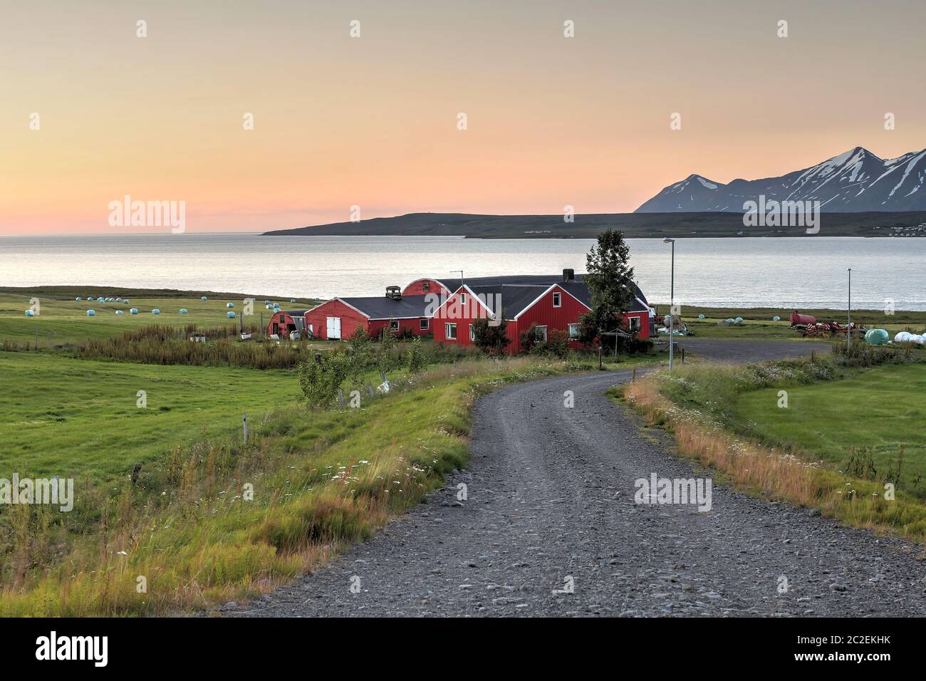 Abgelegenes Holzhaus in den nördlichen Fjorden Islands während des langen Sonnenuntergangs der Sommermonate. Stockfoto