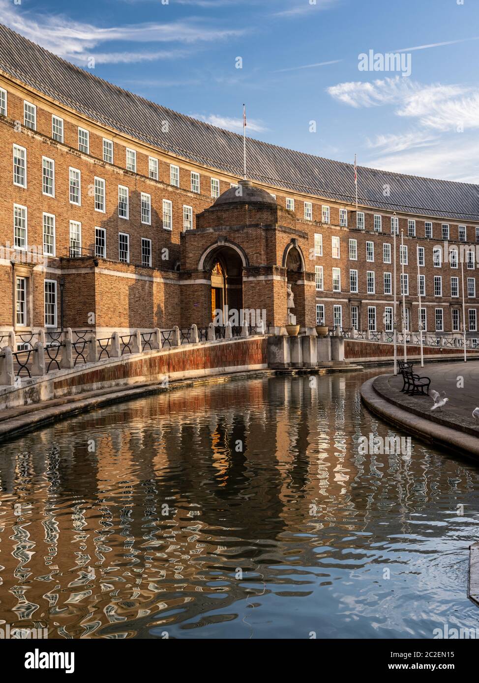 Das Licht der Dämmerung fällt auf das neorgianische Rathaus von Bristol in England. Stockfoto