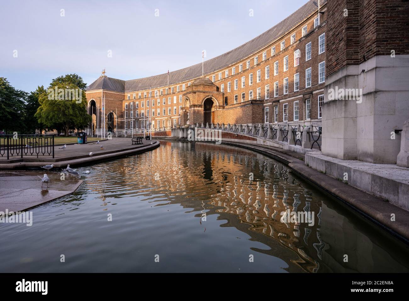 Das Licht der Dämmerung fällt auf das neorgianische Rathaus von Bristol in England. Stockfoto