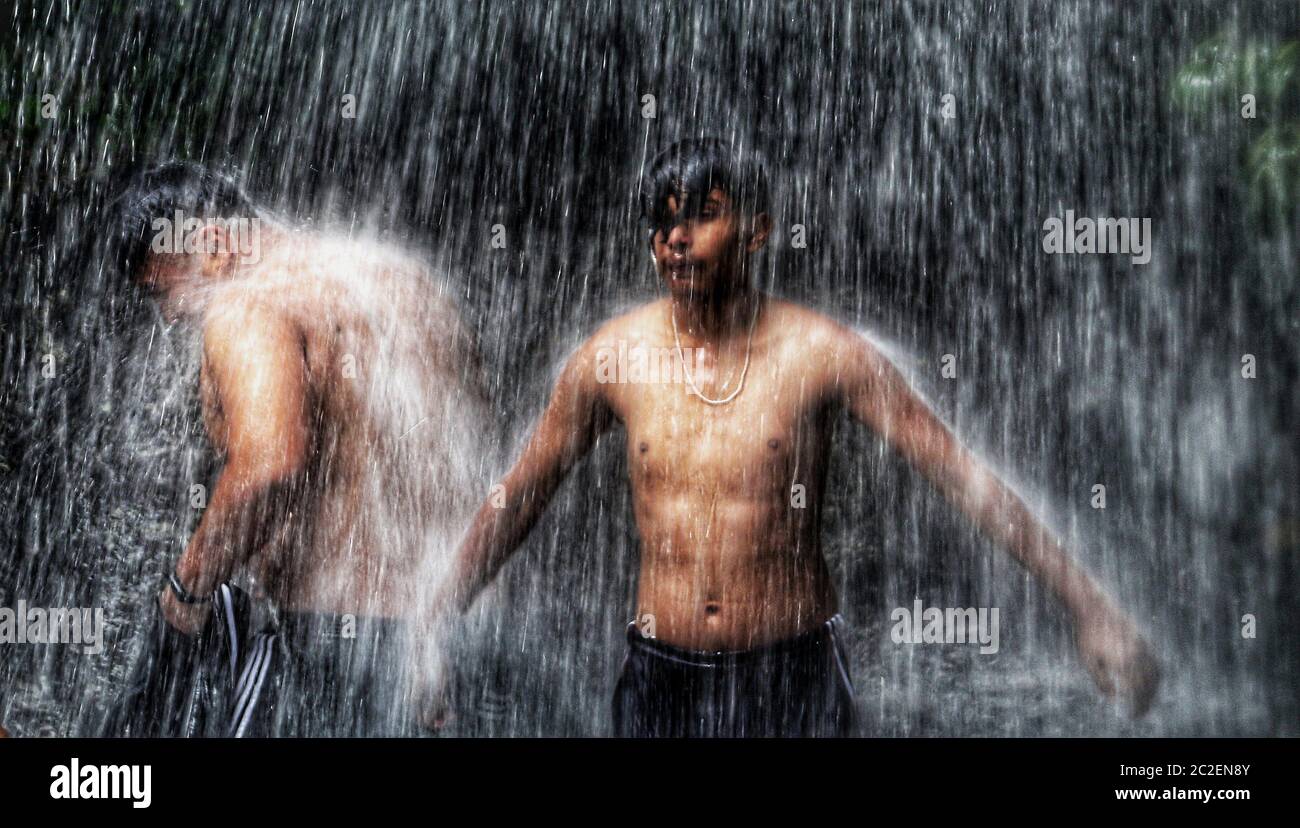 Kathmandu, Nepal. Juni 2020. Nepalesen haben Spaß in einem Wasserfall, um die Hitze in Jhor in Kathmandu, Nepal zu schlagen. Kredit: Sunil Sharma/ZUMA Wire/Alamy Live Nachrichten Stockfoto