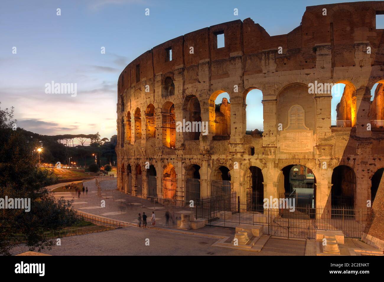 Blick auf das berühmte Colloseum in Rom, Italien bei Sonnenuntergang. Stockfoto