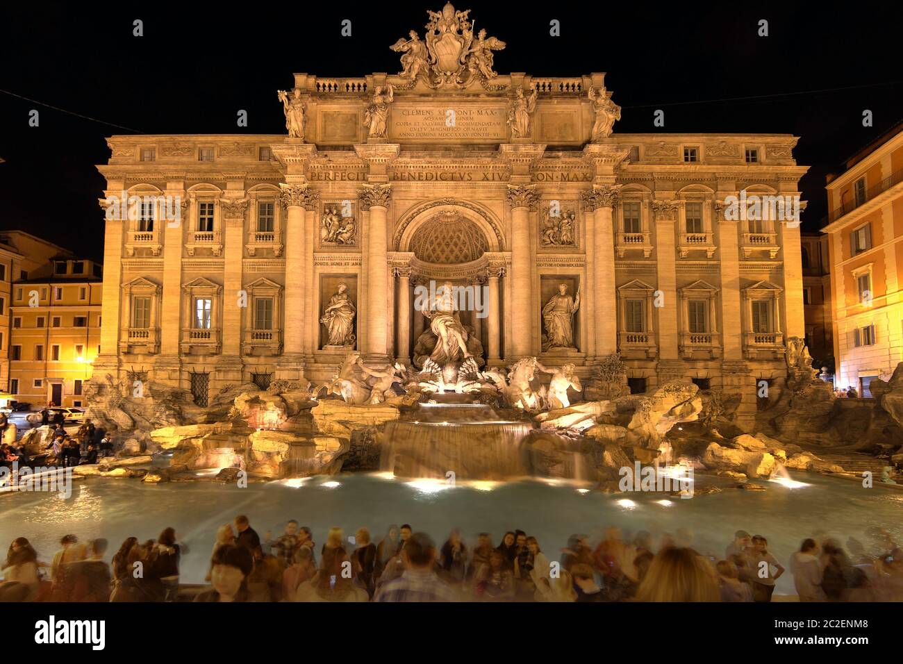 Nachtaufnahme des berühmten Trevi-Brunnens in Rom, Italien mit Massen von Touristen, die dieses Meisterwerk der italienischen Architektur genießen. Stockfoto