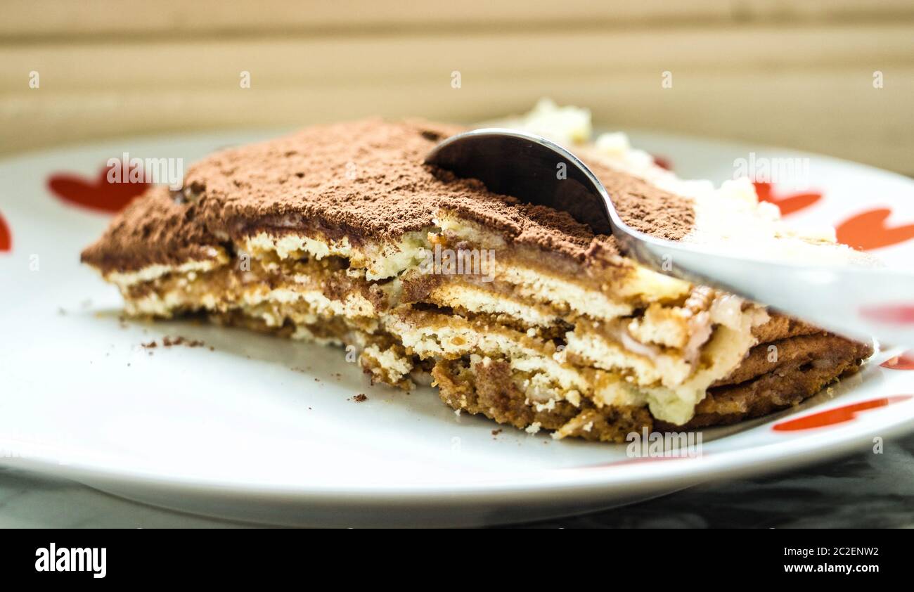 Tiramisu Kuchen mit Keksen Savoiardi und Kakao. Typisch italienischer Kuchen. Stockfoto