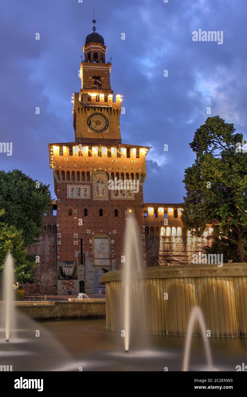 Der Hauptfund des Castello Sforzesco in Mailand, Italien bei Nacht. Stockfoto