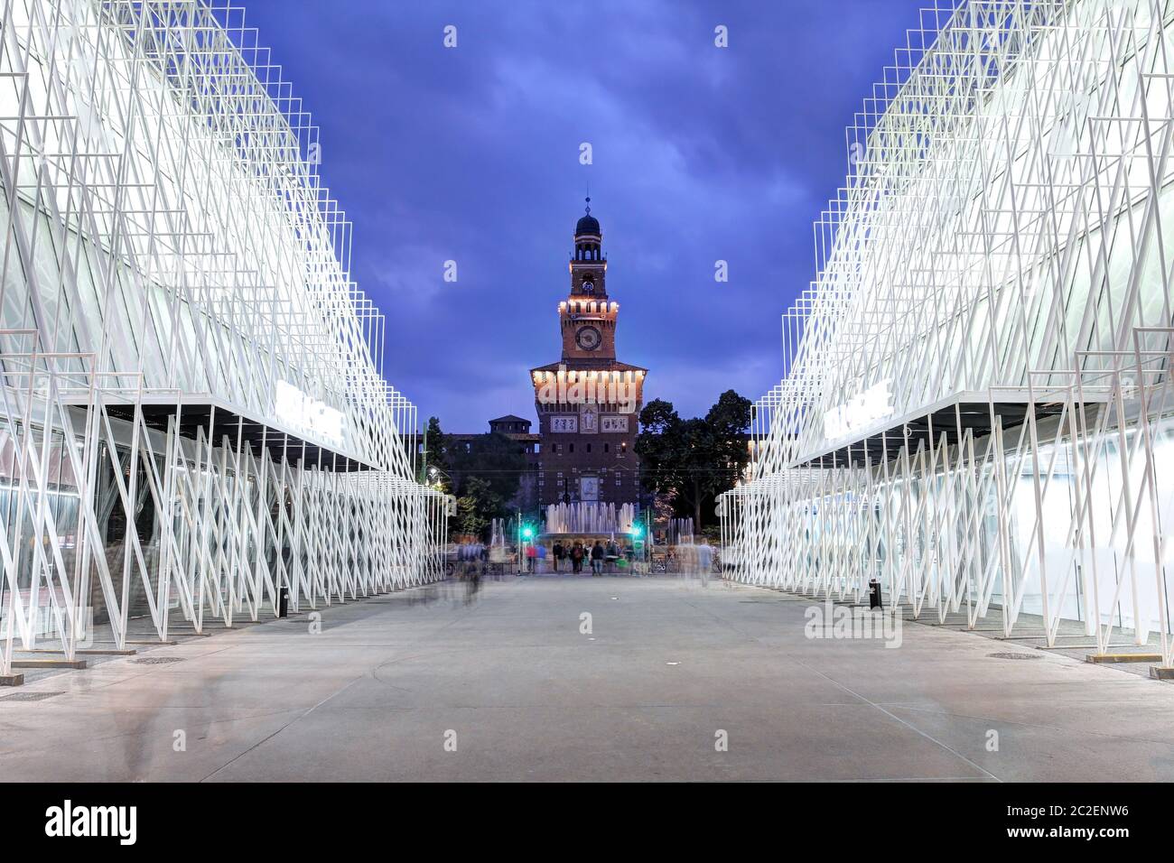 MAILAND, ITALIEN - MAI 31: EXPO2015 Tor auf der Piazza Castelo, Mailand, Italien mit dem Schloss Sforza im Hintergrund. Die Expo 2015 ist die nächste Universal Exposit Stockfoto