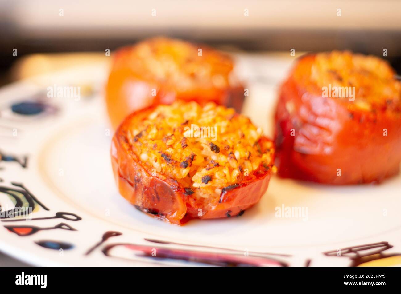 Tomaten mit Reis, Backreis in den Tomaten Stockfoto