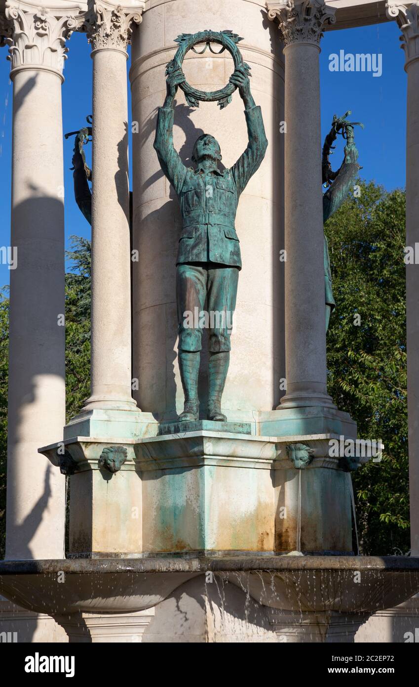 Bronzestatue, die einen Soldaten (Armee) im Welsh National war Memorial in Alexandra Gardens, Cathays Park, Cardiff, Wales, Großbritannien darstellt Stockfoto