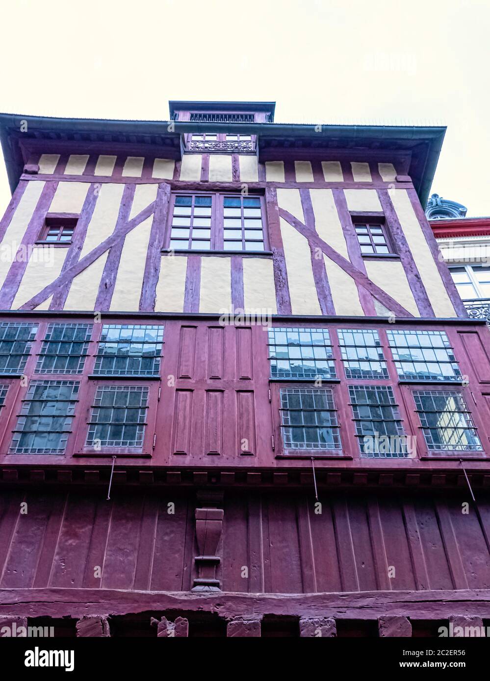 Vintage-Architektur der Altstadt in Dinan, Bretagne, Frankreich Stockfoto
