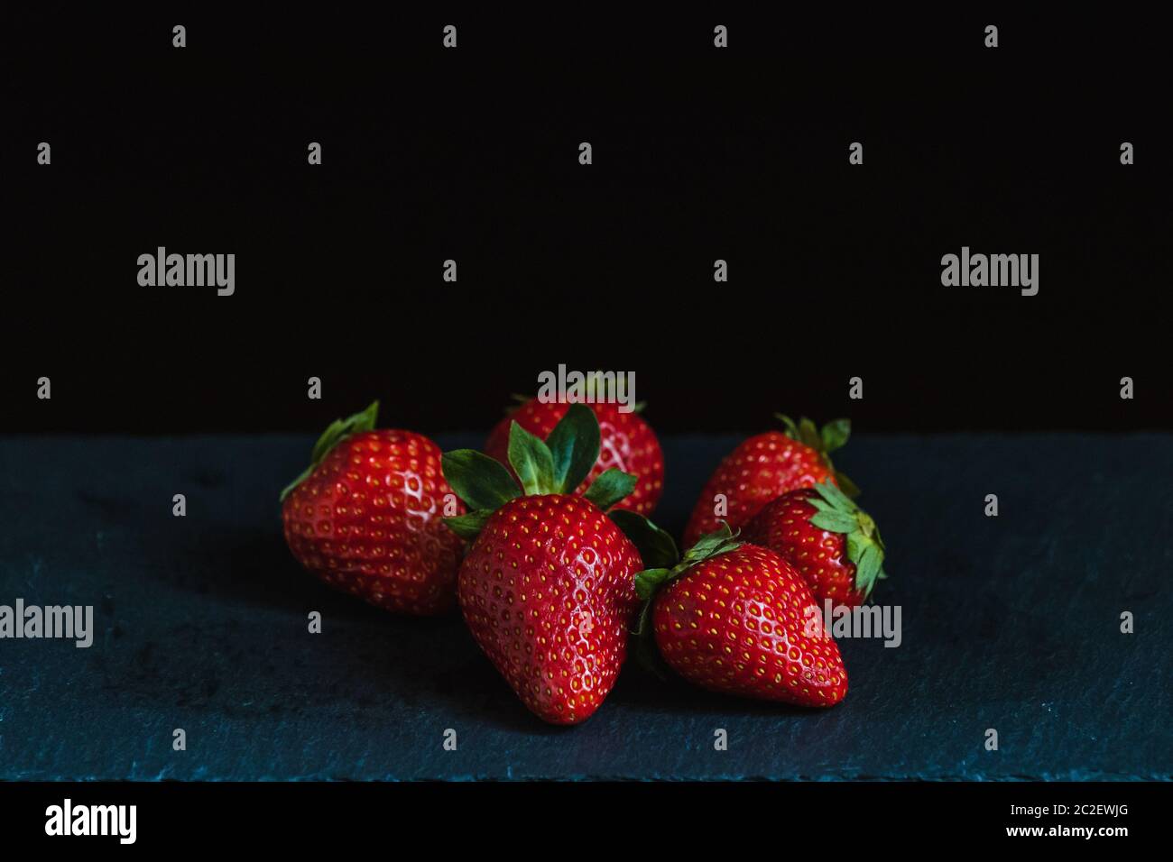 Stillleben von roten Erdbeeren auf einem Schieferbrett Stockfoto Stillleben von roten Erdbeeren auf einem Schieferbrett Stockfoto