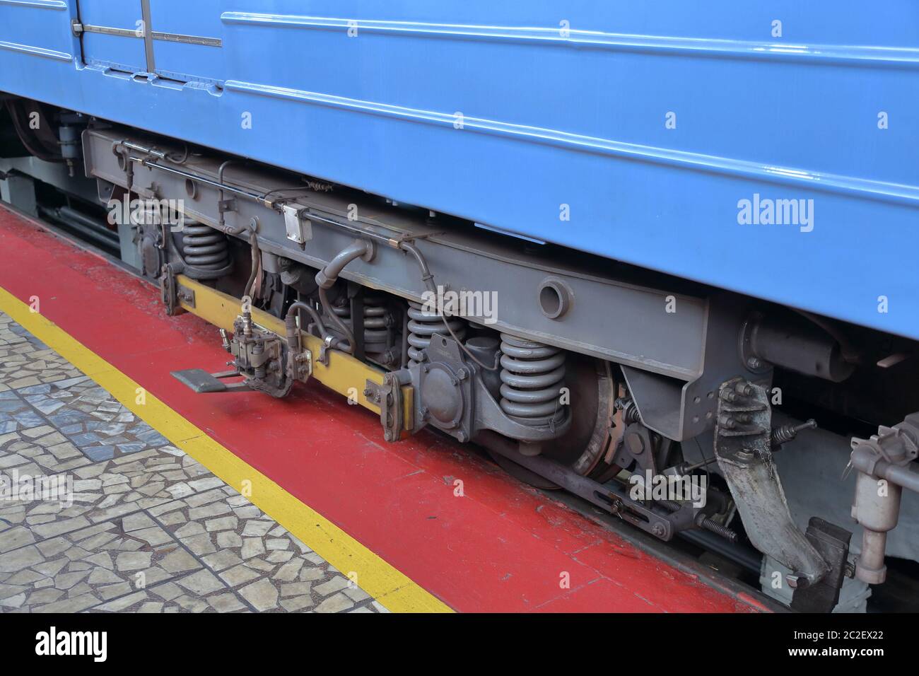 Teil einer schweren Bremsanlage mit Stoßdämpfern für einen Personenzug Stockfoto