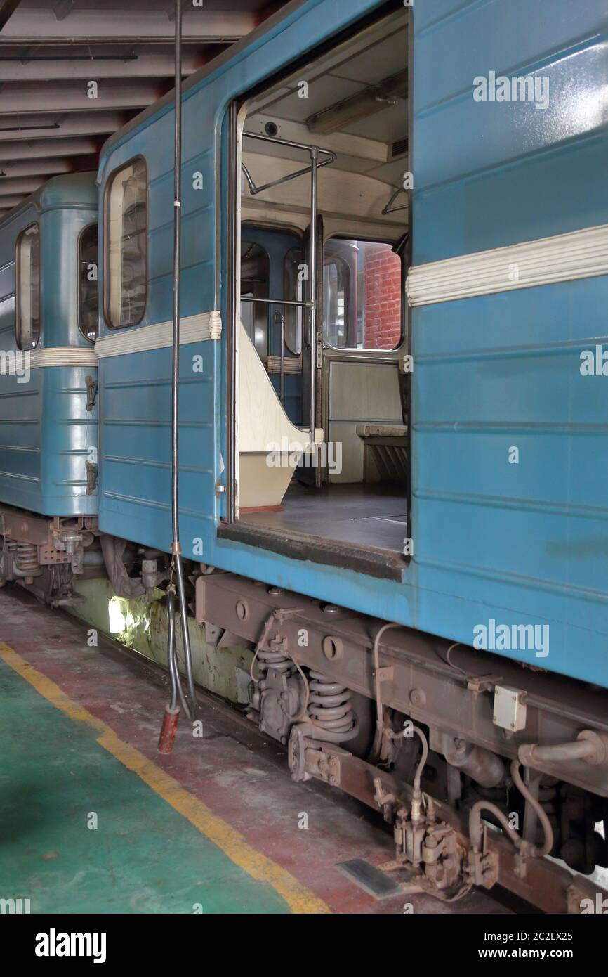 Teil einer schweren Bremsanlage mit Stoßdämpfern für einen Personenzug Stockfoto