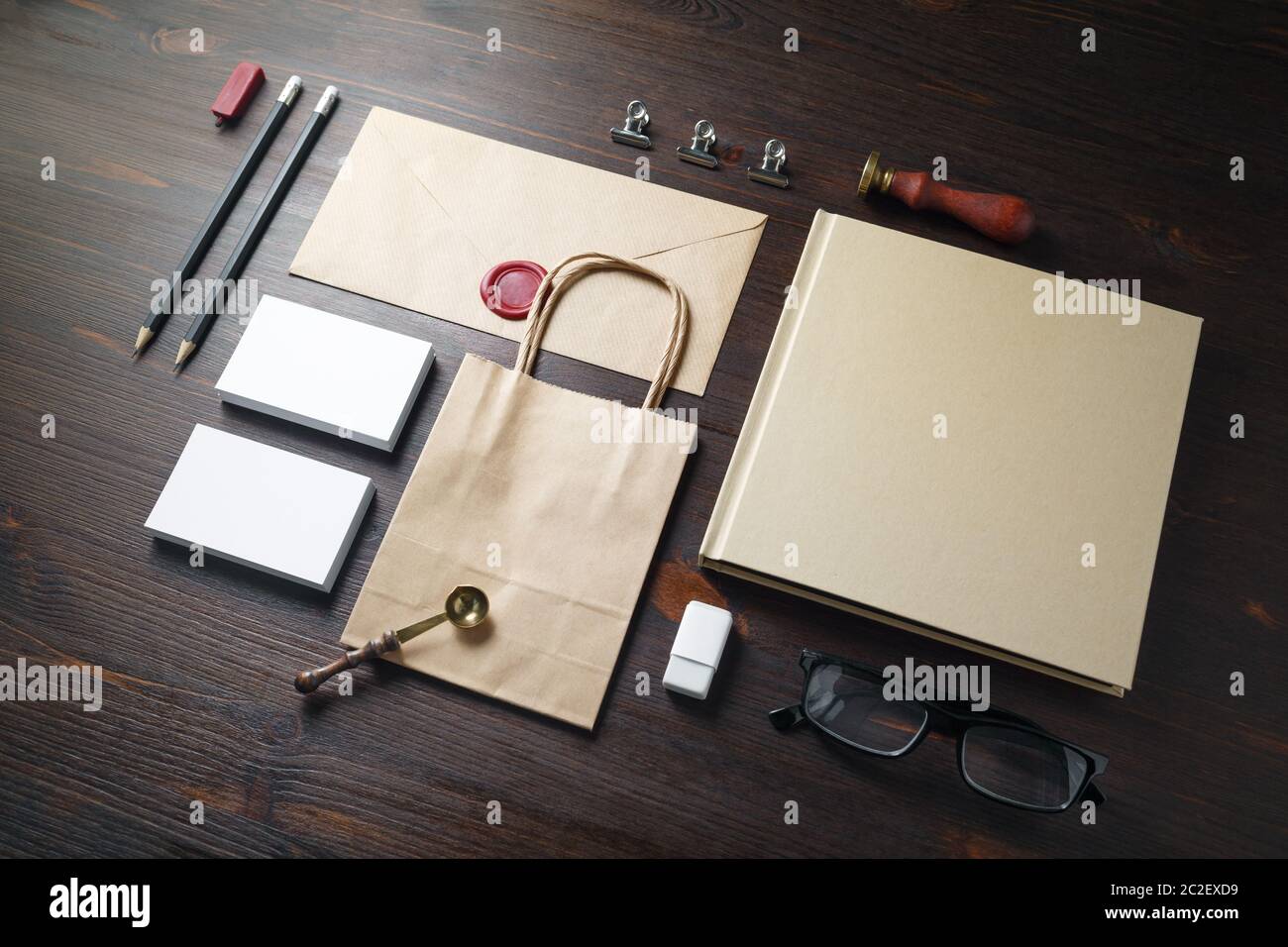 Schreibwaren mock up. Leere corporate identity Vorlage auf Holz- Hintergrund. Responsive Design mockup. Stockfoto