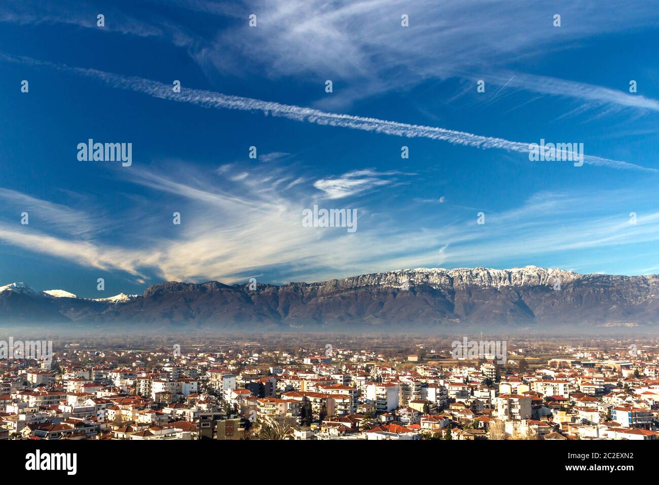 Trikala, Griechenland, Panoramablick. Im Hintergrund lag das Tzoumerka-Gebirge. Stockfoto