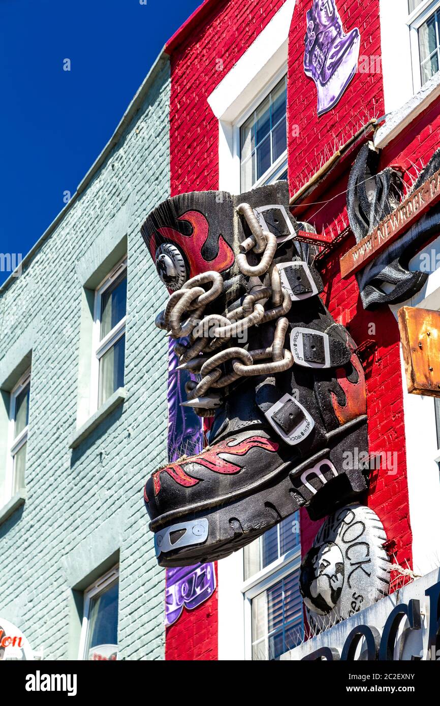 Ein großer Stiefel an der Fassade eines Ladens in der Camden High Street, Camden, London, Großbritannien Stockfoto