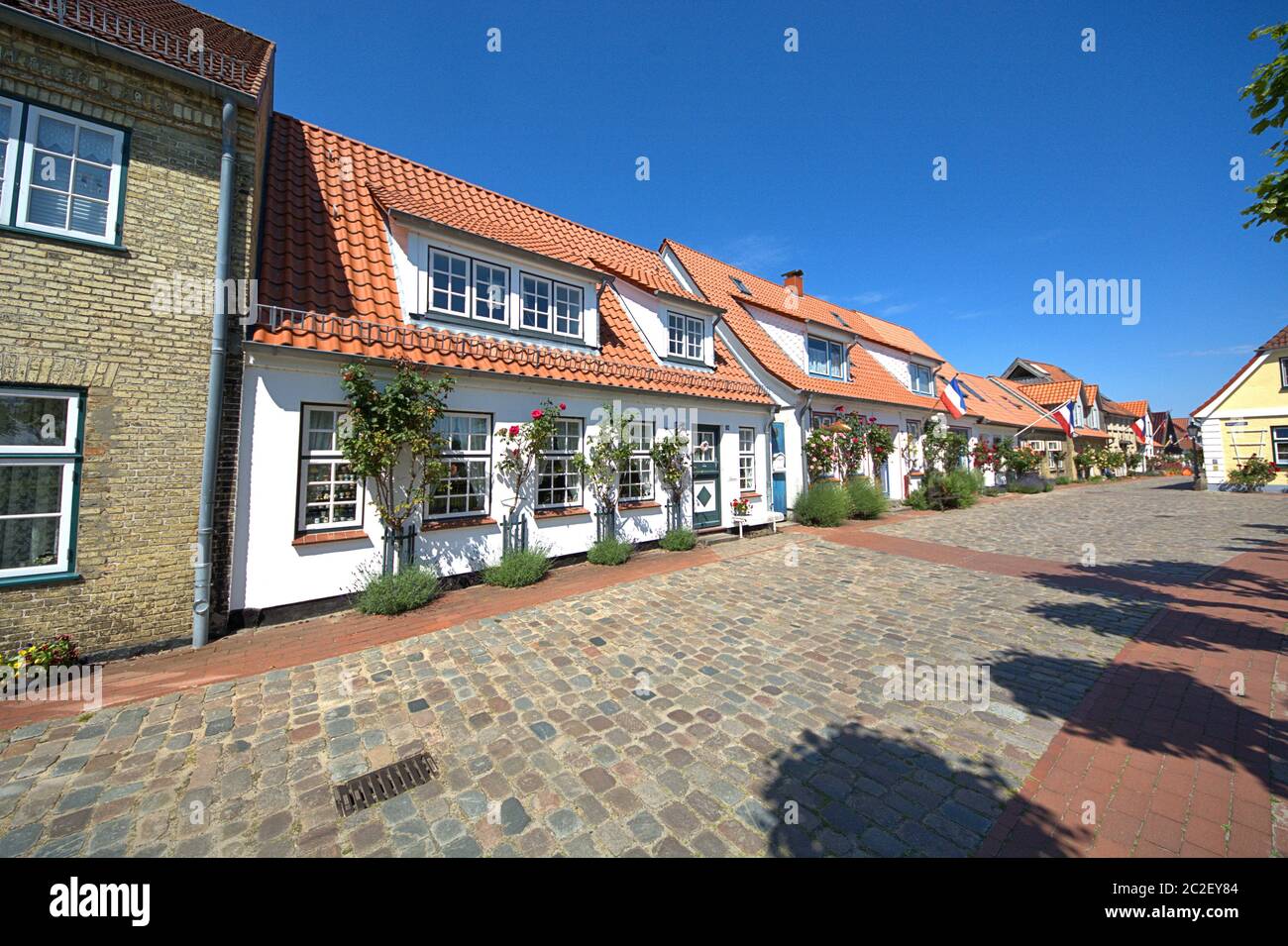 Schleswig, Deutschland. Juni 2020. 16.06.2020, Schleswig, die Fischersiedlung Holm in der Altstadt von Schleswig mit den charakteristischen Häusern, die um den zentralen Friedhof angeordnet sind und die Friedhofskapelle des Holmer beliebt. Foto an einem schönen Frühlingstag. Der Name der Siedlung basiert auf dem norddeutschen oder dänischen Wort Holm. Es bedeutet kleine Insel. Quelle: dpa/Alamy Live News Stockfoto