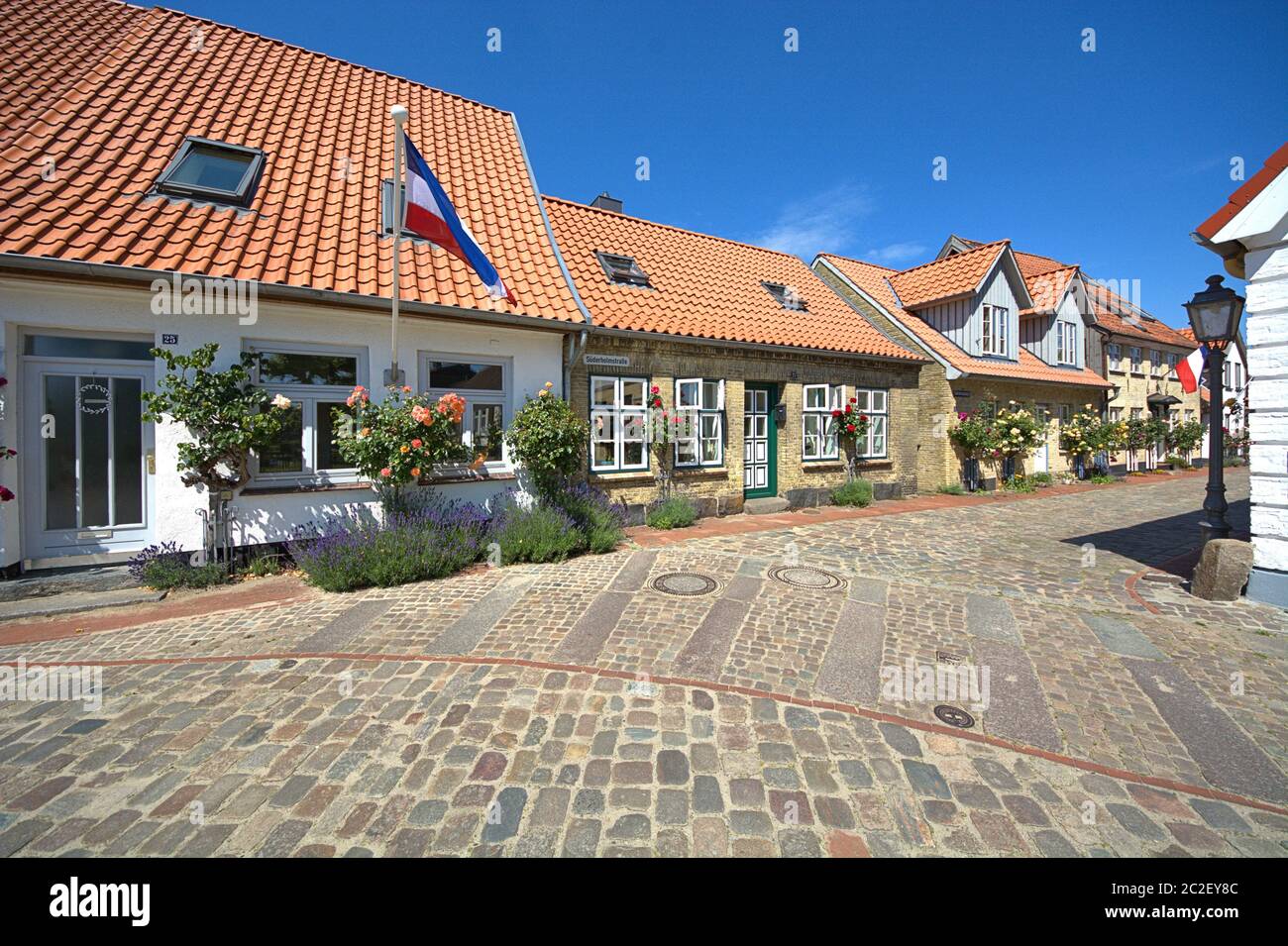 Schleswig, Deutschland. Juni 2020. 16.06.2020, Schleswig, die Fischersiedlung Holm in der Altstadt von Schleswig mit den charakteristischen Häusern, die um den zentralen Friedhof angeordnet sind und die Friedhofskapelle des Holmer beliebt. Foto an einem schönen Frühlingstag. Der Name der Siedlung basiert auf dem norddeutschen oder dänischen Wort Holm. Es bedeutet kleine Insel. Quelle: dpa/Alamy Live News Stockfoto