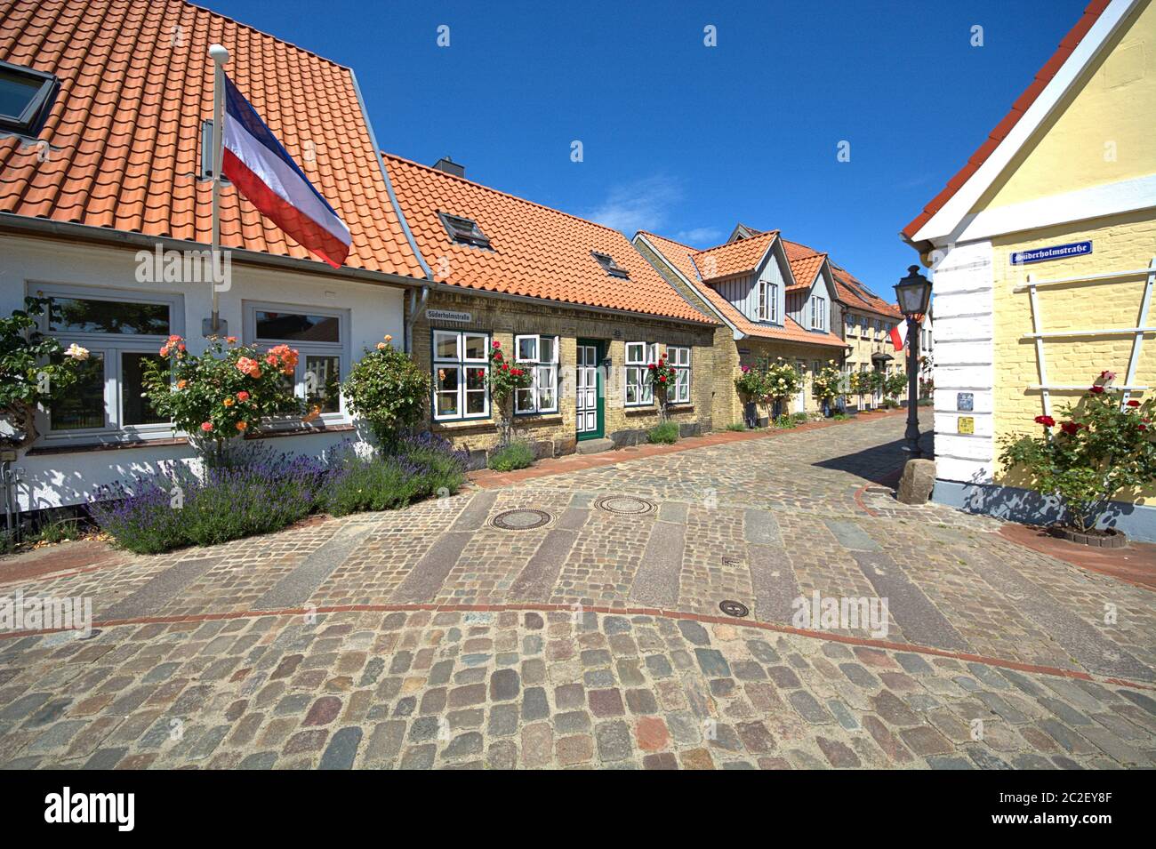 Schleswig, Deutschland. Juni 2020. 16.06.2020, Schleswig, die Fischersiedlung Holm in der Altstadt von Schleswig mit den charakteristischen Häusern, die um den zentralen Friedhof angeordnet sind und die Friedhofskapelle des Holmer beliebt. Foto an einem schönen Frühlingstag. Der Name der Siedlung basiert auf dem norddeutschen oder dänischen Wort Holm. Es bedeutet kleine Insel. Quelle: dpa/Alamy Live News Stockfoto