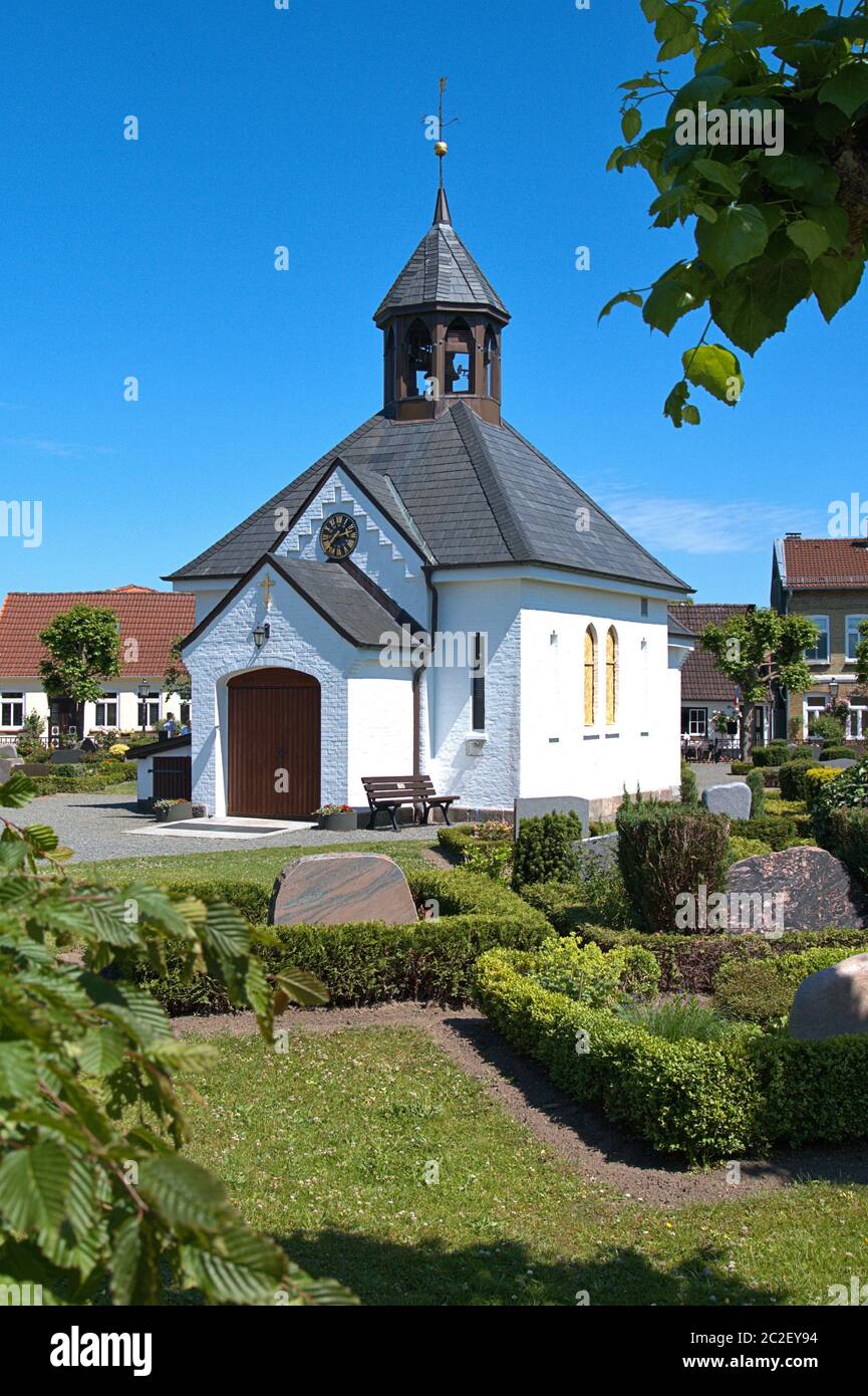 Schleswig, Deutschland. Juni 2020. 16.06.2020, Schleswig, die Fischersiedlung Holm in der Altstadt von Schleswig mit dem zentralen Friedhof und der Friedhofskapelle des Holmer beliebt. Foto an einem schönen Frühlingstag. Der Name der Siedlung basiert auf dem norddeutschen oder dänischen Wort Holm. Es bedeutet kleine Insel. Quelle: dpa/Alamy Live News Stockfoto