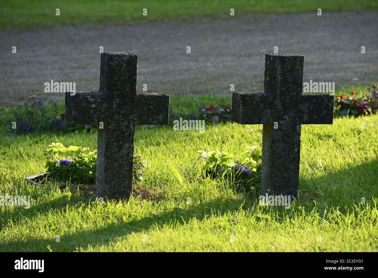 Zwei Steinkreuze in einem Militärfriedhof Stockfoto