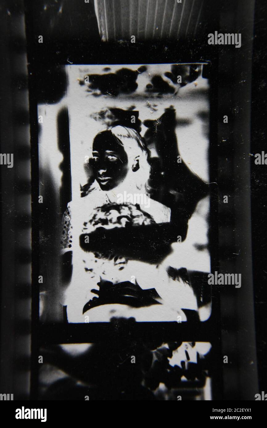 Feine 70er Jahre Vintage Kontaktdruck schwarz-weiß extreme Fotografie einer Frau in der Menge auf dem Markt verloren. Stockfoto