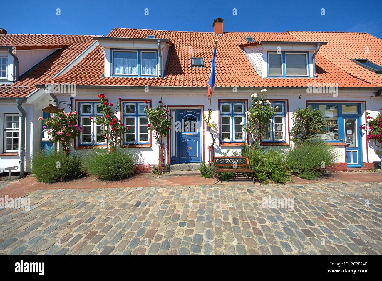 16.06.2020, Schleswig, die Fischersiedlung Holm in der Altstadt von Schleswig mit den charakteristischen Häusern, die um den zentralen Friedhof angeordnet sind und die Friedhofskapelle des Holmer beliebt. Foto an einem schönen Frühlingstag. Der Name der Siedlung basiert auf dem norddeutschen oder dänischen Wort Holm. Es bedeutet kleine Insel. Weltweit eingesetzt Stockfoto