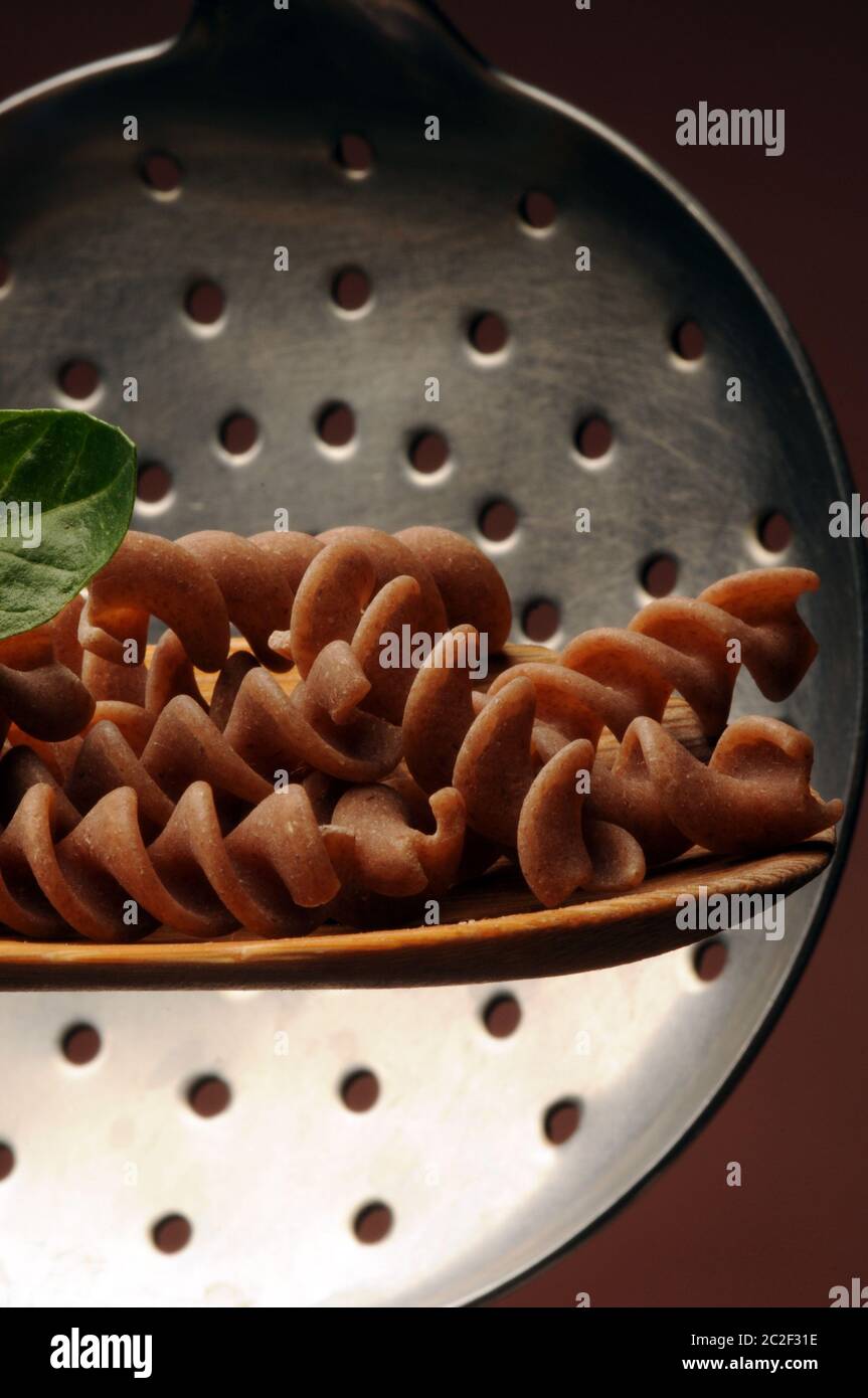 Vollkornfusilli auf Löffel Stockfoto